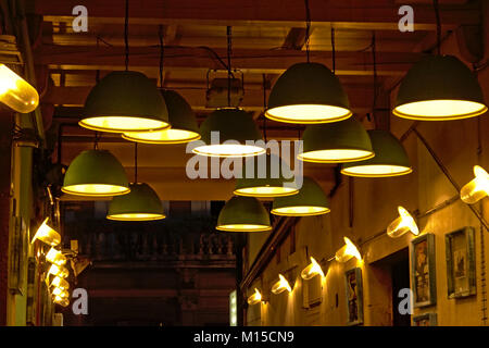 De nombreuses lampes accroché au plafond et les murs d'une petite rue couverte à Rijeka, Croatie Banque D'Images