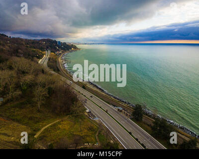 Vue d'Kurortnyy Drone Prospekt et de la Mer Noire en alternance journée d'automne, Sochi, Russie Banque D'Images