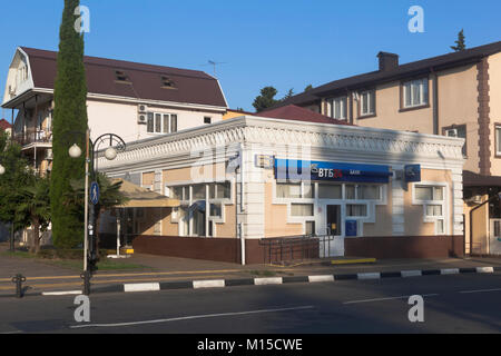 Adler, Sochi, région de Krasnodar, Russie - le 17 juillet 2016 : 'banque VTB 24' sur la rue Karl Marx dans le règlement d'Adler un matin au début de l'été Banque D'Images