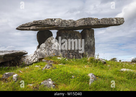 Dolmen de Poulnabrone portal est un tombeau situé dans le Burren, comté de Clare, Irlande. Banque D'Images