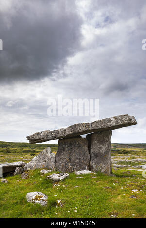 Dolmen de Poulnabrone portal est un tombeau situé dans le Burren, comté de Clare, Irlande. Banque D'Images