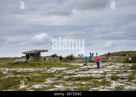 Dolmen de Poulnabrone portal est un tombeau situé dans le Burren, comté de Clare, Irlande. Banque D'Images