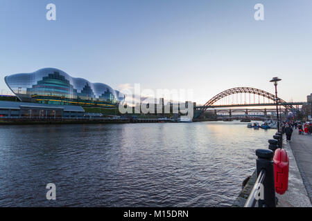 Newcastle, Angleterre - 31 décembre 2017 : Vue de la rivière Tyne, Sage Gateshead concert hall et Tyne Bridge à la Newcastle Quayside Banque D'Images