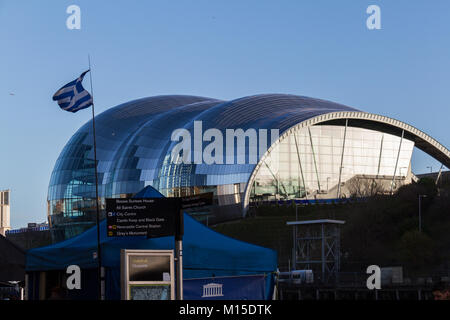 Newcastle, Angleterre - 31 décembre 2017 : Greek food avec drapeau grec en face de la salle de spectacles au Sage Gateshead Newcastle Quayside Banque D'Images