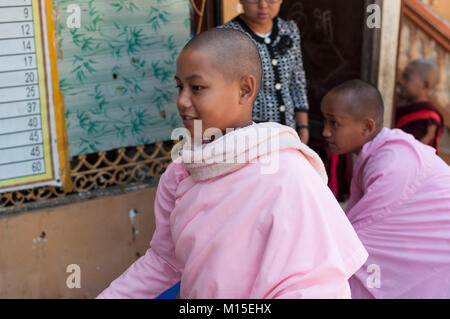 MANDALAY, MYANMAR - NOVEMBRE 2016 : les jeunes enfants à l'école du temple de la préparation pour le déjeuner. Banque D'Images