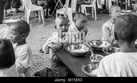 MANDALAY, MYANMAR - NOVEMBRE 2016 : les jeunes enfants à l'école du temple de la préparation pour le déjeuner. Banque D'Images