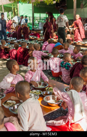 MANDALAY, MYANMAR - NOVEMBRE 2016 : les jeunes enfants à l'école du temple de la préparation pour le déjeuner. Banque D'Images