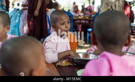 MANDALAY, MYANMAR - NOVEMBRE 2016 : les jeunes enfants à l'école du temple de la préparation pour le déjeuner. Banque D'Images