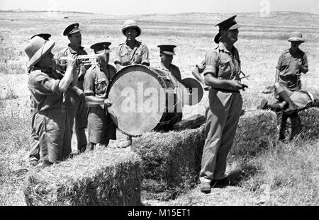 Les soldats de l'armée britannique et la bande d'affichage s'amusant et de divertissement en Palestine 1940 Banque D'Images