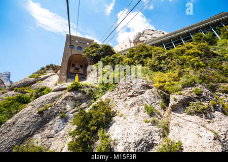 Monserrat, Espagne- 15 mai 2012 Point de vue : au-dessus de la gare monorail de Montserrat dans une belle journée ensoleillée d'été Banque D'Images