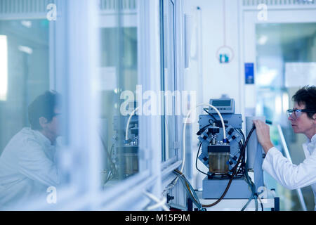 Pharmacie la mise en place d'une pompe à vide dans un laboratoire pharmaceutique. Banque D'Images