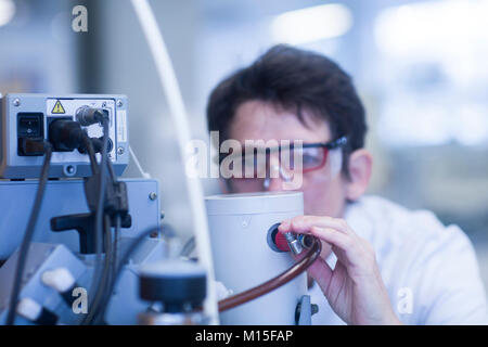 Pharmacie la mise en place d'une pompe à vide dans un laboratoire pharmaceutique. Banque D'Images