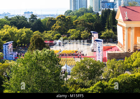 Sochi, Russie- juin,7, 2015 : les gens attendent pour stars de cinéma le long du tapis rouge d'hiver de Sotchi, théâtre le lieu de cinema festival Kinotavr. Preparat Banque D'Images