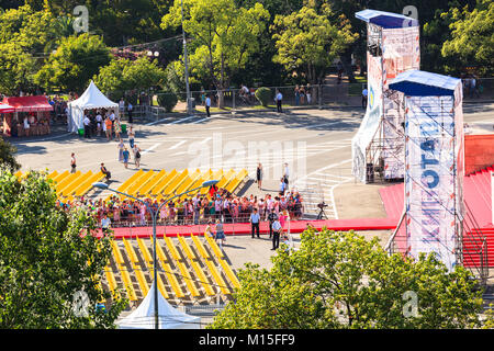 Sochi, Russie- juin,7, 2015 : les gens attendent pour stars de cinéma le long du tapis rouge d'hiver de Sotchi, théâtre le lieu de cinema festival Kinotavr. Preparat Banque D'Images