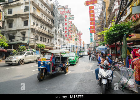 Véhicules tuk tuk dans les rues de Bangkok Banque D'Images