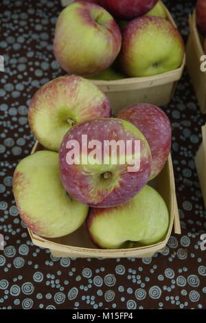 Des pommes dans un panier pour la vente du marché agricole Banque D'Images