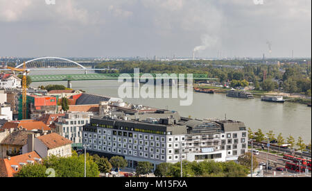 Vue urbaine avec Danube, Apollo et vieux ponts à Bratislava, Slovaquie. Banque D'Images