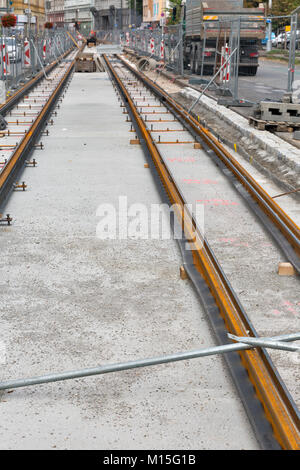 Travaux de réfection sur la rue. Pose de nouveaux rails du tramway sur une rue de la ville. L'installation de nouveaux rails de chemin de fer silencieux moderne pour les trams. Banque D'Images