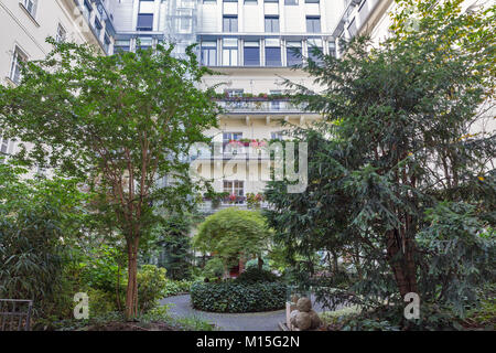 Jardin en cour intérieure de bâtiment résidentiel de luxe moderne Banque D'Images