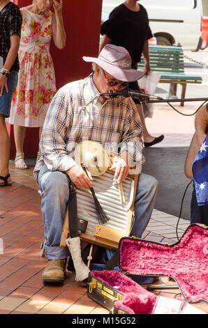 Multi tasking musicien ambulant jouant un harmonica, washboard et cymbale, à Tamworth Country Music Festival 2018. Banque D'Images