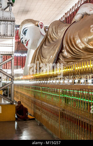 YANGON, MYANMAR - NOVEMBRE 2016 : Temple du Bouddha Chaukhtatgyi. Il dispose d'une des plus vénérées de bouddha couché dans le pays. L'ima Bouddha Banque D'Images