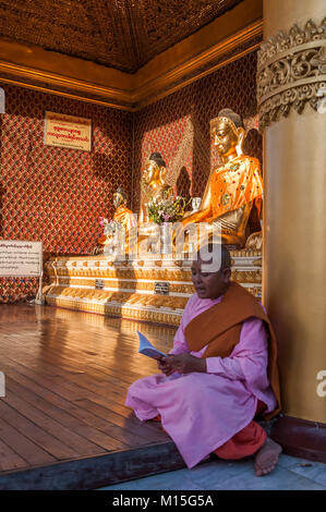 YANGON, MYANMAR - NOVEMBRE 2016 : La pagode Shwedagon La Pagode d'Or (ou) à Yangon, est le plus saint sanctuaire bouddhiste en Birmanie. Les origines de Shwedagon Banque D'Images