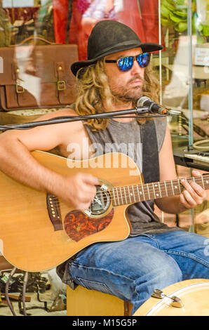 Chanteur et guitariste Matty Rogers de la rue en Tamworth Australie's Country Music Festival 2018. Banque D'Images