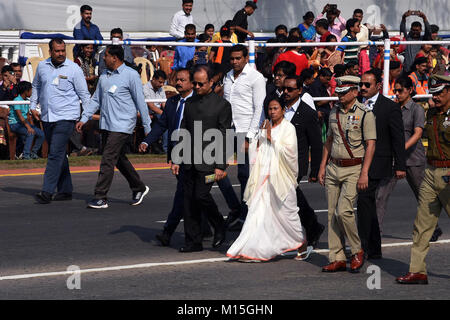 Kolkata, Inde. 26 janvier, 2018. Le Ministre en chef du Bengale occidental Mamata Banerjee accueille le public à l'occasion de la journée de la République. Forcé et d'autres personnels armés prennent part à un défilé à l'occasion de la Journée de la République de l'Inde à Red Road. Credit : Saikat Paul/Pacific Press/Alamy Live News Banque D'Images