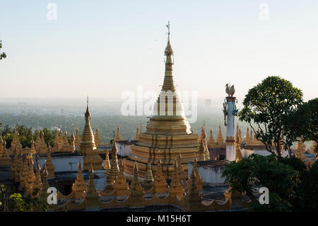 MANDALAY, MYANMAR - NOVEMBRE 2016 : La vue de Mandalay Hill temple. Banque D'Images