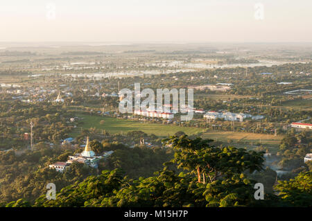 MANDALAY, MYANMAR - NOVEMBRE 2016 : La vue de Mandalay Hill temple. Banque D'Images