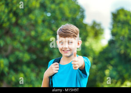 School Boy avec sac à dos au parc Banque D'Images