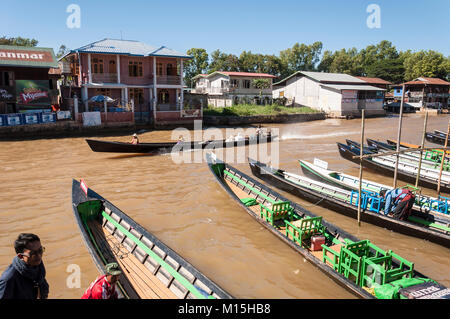 Lac Inle, MYANMAR - NOVEMBRE 2016 : Inle Lake, est un lac d'eau douce situé dans le district de Taunggyi Nyaungshwe Township de l'État de Shan, partie de Sh Banque D'Images