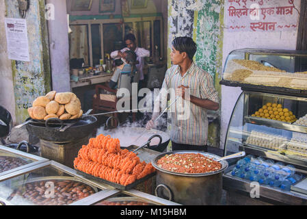 Jeune Indien cooking confections, Pushkar, Rajasthan, India Banque D'Images