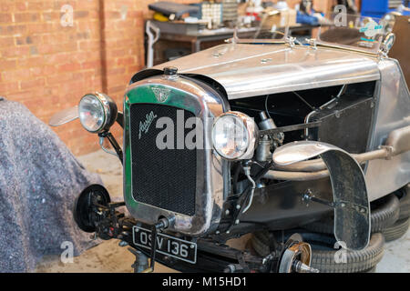 Vintage 1935 Austin voiture dans un atelier sous la restauration va à Bicester heritage centre. Bicester, Oxfordshire, Angleterre Banque D'Images