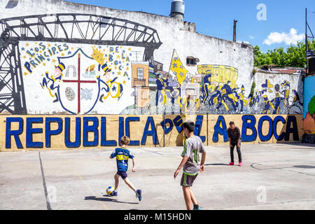 Buenos Aires Argentina,Caminito Barrio de la Boca,parc de quartier,football foot foot foot foot futubol,football,sport,enfant,garçon garçons,mâle enfant enfants enfants enfants y Banque D'Images