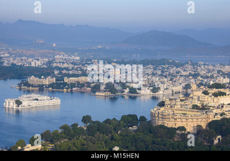 Le majestueux City Palace sur le lac Pichola, Udaipur, Rajasthan, Inde Banque D'Images