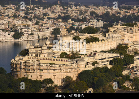 Le majestueux City Palace sur le lac Pichola, Udaipur, Rajasthan, Inde Banque D'Images