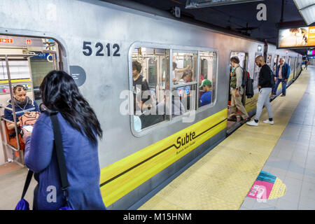 Buenos Aires Argentina,Subte metro Mass Transit,San Juan,station,plate-forme,train,embarquement,femme femme femme,homme hommes,passagers,hispanique,A Banque D'Images