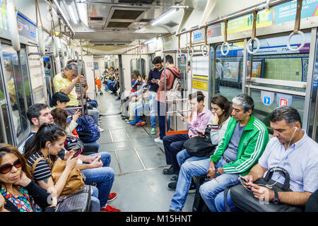 Buenos Aires Argentina,Subte metro train,Inside,passagers rider riders,homme hommes,femme femmes,assis,debout,smartphone cellule ph Banque D'Images