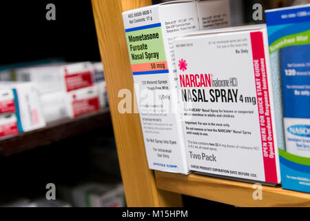 Une boîte de naloxone (Narcan) nasal spray pour le traitement des surdoses d'opiacés comme vu sur un plateau de la pharmacie. Banque D'Images