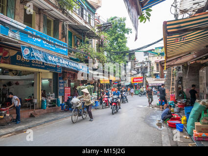 Hanoi, Vietnam - Novembre 6,2017 Local : la vie quotidienne de la rue à Hanoi, Vietnam. Les vendeurs de rue de vente de divers types de légumes à partir de la bicyclette. Banque D'Images