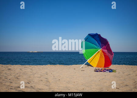 Plage Parasol de couleur arc-en-ciel Banque D'Images