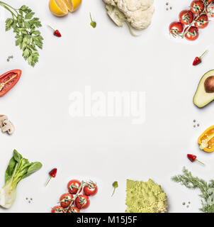 Fond d'aliments sains. Divers ingrédients légumes salade fraîche sur blanc , vue d'en haut, cadre. Mise en page pour la désintoxication, les régimes et l'alimentation propre Banque D'Images