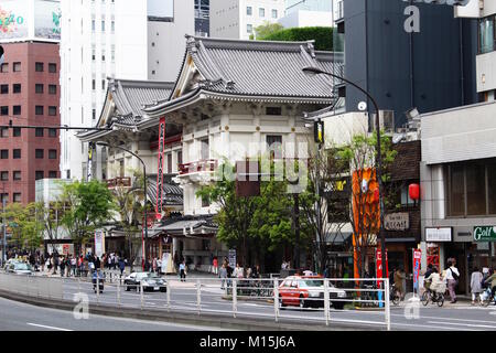 Vue sur le Kabuki-Za et bâtiments adjacents, le Kabuki-Za est le principal théâtre de Kabuki à Tokyo. Il est situé à Ginza. Photo prise en avril 2017. Banque D'Images