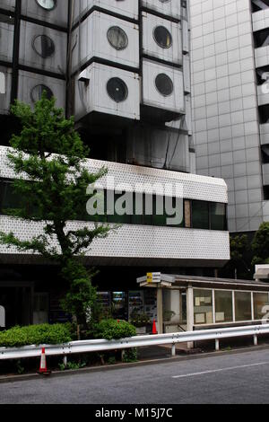 Avis d'une section de l'emblématique Kisho Kurokawa-conçu Nakagin Capsule Tower. (Avril 2017) Banque D'Images