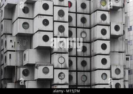Voir d'appartements dans l'emblématique Kisho Kurokawa-conçu Nakagin Capsule Tower. (Avril 2017) Banque D'Images