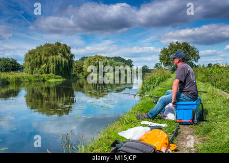 La pêche sur la rivière Soar à Sutton Bonington. Banque D'Images