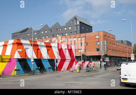 Groupe de maisons vides peint en grandes bandes diagonales de rouge, blanc et orange, peinture nouveau bloc massif de logements étudiants derrière Banque D'Images