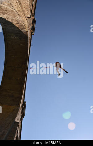 Vu du sol bungee jumper tomber à partir d'un pont de pierre, Bunovo, Bulgarie Banque D'Images