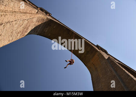 Vu du sol bungee jumper tomber à partir d'un pont de pierre, Bunovo, Bulgarie Banque D'Images